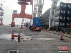 储能柜出口添新通道 上海南港码头首批储能柜顺利装船